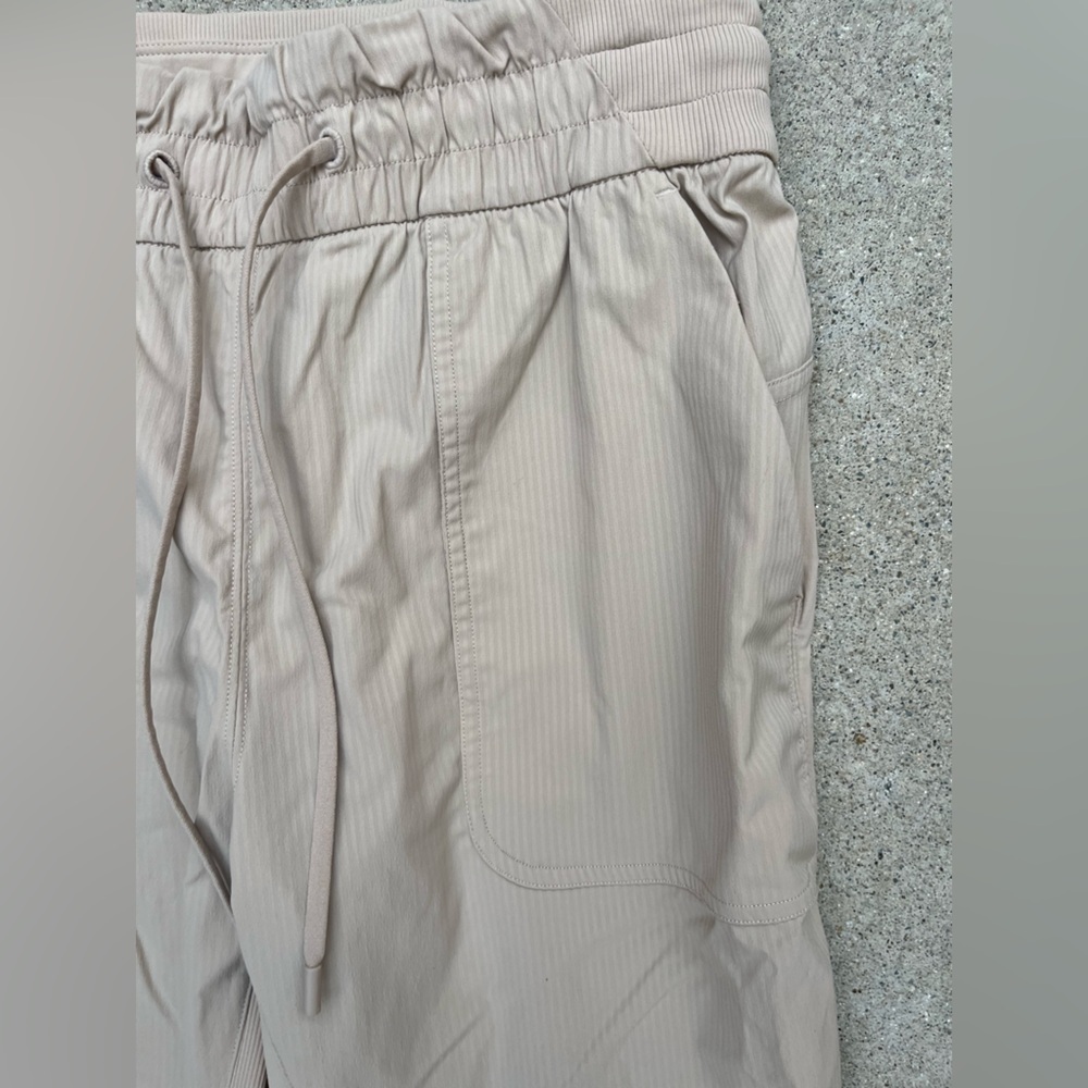 Women's Lululemon Pants Beige Travel Solid 6 Stretch Light Fatigue Comfort‎ Gym